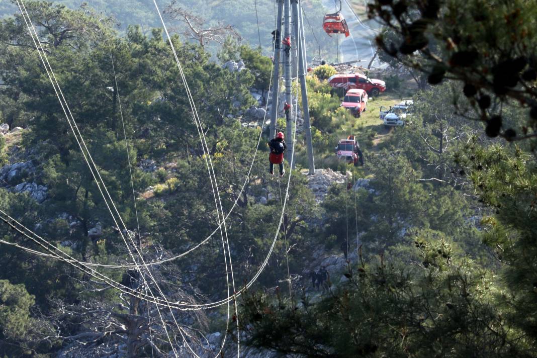 Antalya'daki Teleferik Kazasından Nefes Kesen Görüntüler! Beşik Gibi Sallanan Kabinlerde Metrelerce Yükseklikte Zamanla Yarış 4